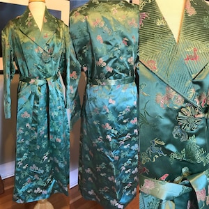 Schöne chinesische Seidenrobe aus der Mitte des Jahrhunderts mit mythischen Kreaturen / Made in Hong Kong für den westlichen Export - Medium / Large - VFG