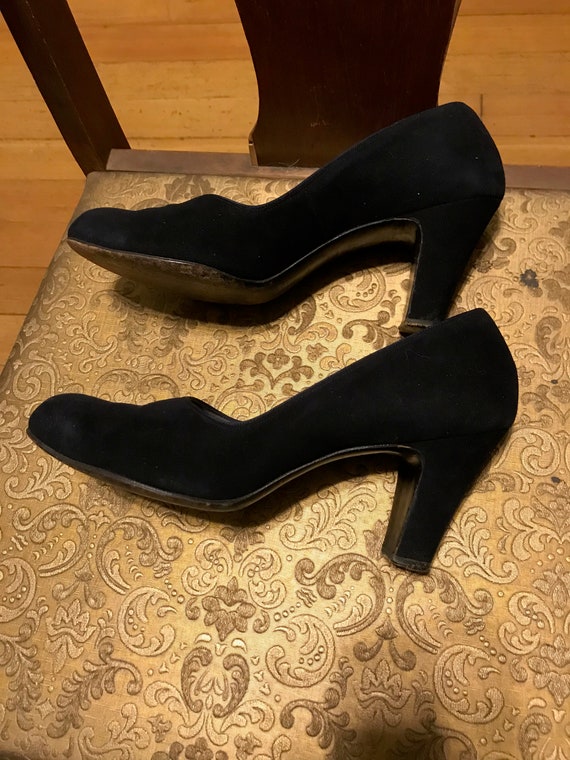 Gorgeous 40s - 50s Black Suede Baby Doll Heels by… - image 3