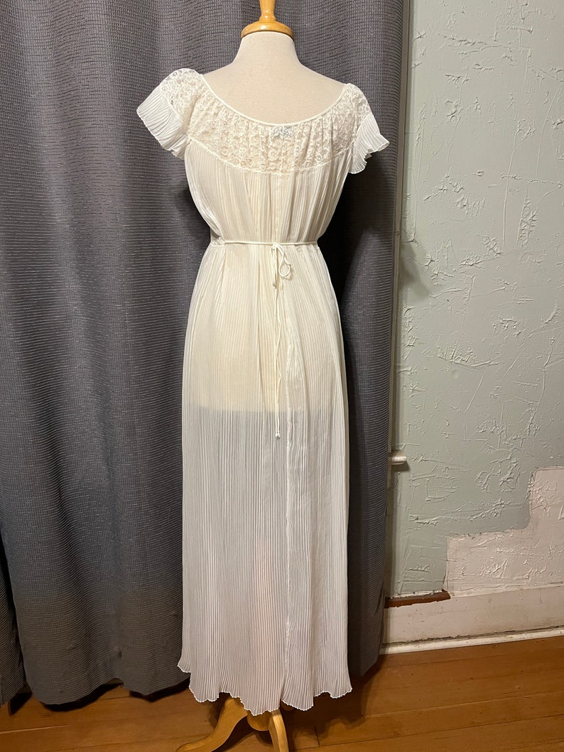 50er Jahre Barbizon Flattery Ivory Nylon Chiffon Nachthemd mit Spitzeneinsatz, Bindeband an der Taille, Falten Chiffon Small/Medium VFG Bild 3