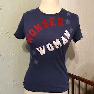 T-shirt super cool des années 80 avec inscription « Wonder Woman » et étoiles maison ! Doux, mélange de coton, extensible, ajusté - Petit