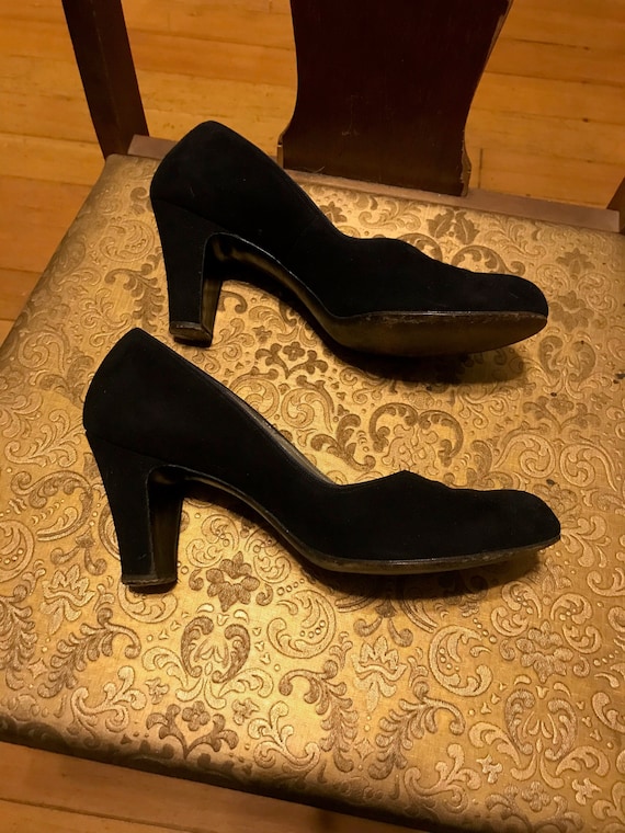 Gorgeous 40s - 50s Black Suede Baby Doll Heels by… - image 1