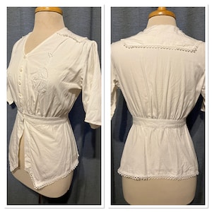 1910s Young Woman&#39;s Crisp White Collar Blouse with Half Sleeves, Loop Lace Trimmed Sailor Collar, Shell Buttons and Longer Peplum - XS - VFG