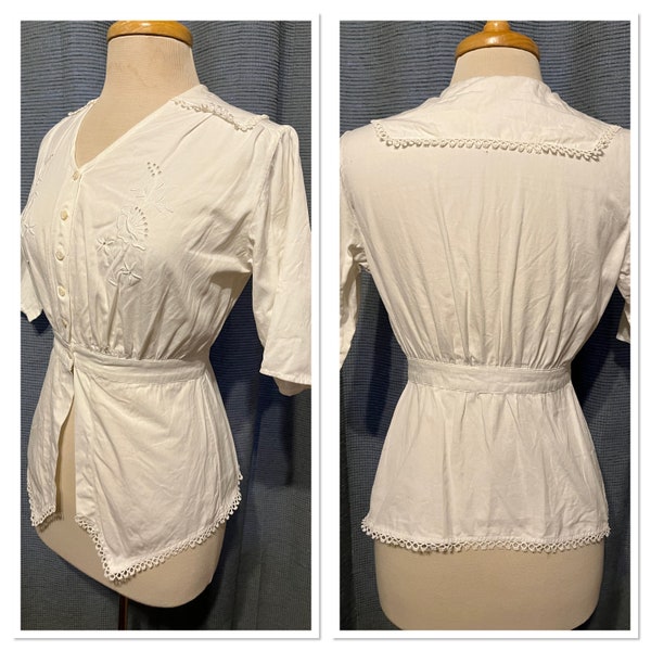 1910s Young Woman's Crisp White Collar Blouse with Half Sleeves, Loop Lace Trimmed Sailor Collar, Shell Buttons and Longer Peplum - XS - VFG