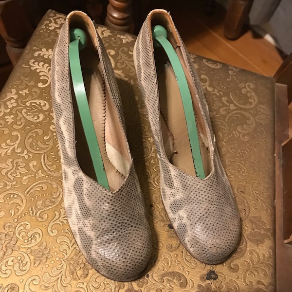 DEADSTOCK 40s Reptile Babydoll Heels in Creme and Grey Exotic Textured Leather with 2 3/4" Heel and Rounded Almond Shaped Toe - US 9 - 9 1/2