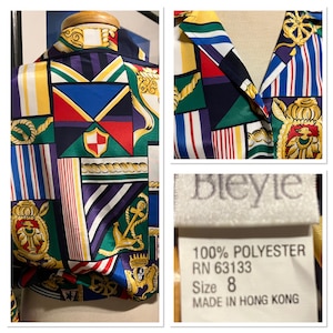 Pode incluir: Uma blusa de seda multicolorida com tema náutico. O tecido apresenta um padrão de bandeiras, âncoras e cordas. A blusa tem um fecho de botões na frente e um colarinho. A etiqueta diz "100% POLIÉSTER RN 63133 Tamanho 8 FEITO EM HONG KONG".