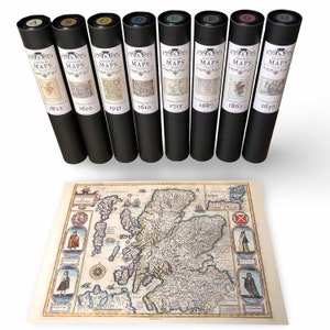 Può includere: Una collezione di mappe storiche della Scozia, tra cui otto mappe arrotolate in tubi neri etichettati da A a H, con date che vanno dal 1610 al 1862. Una grande e dettagliata mappa della Scozia è esposta sotto.