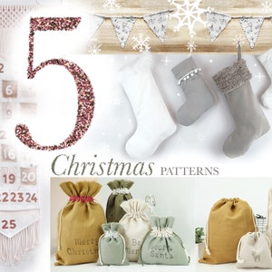 Pode incluir: Cinco padrões de Natal para projetos de costura. Os padrões incluem uma meia de Natal, uma sacola de presente e uma pequena bolsa. Os padrões são impressos em um fundo branco com texto preto. O texto inclui "Feliz Natal", "Seja feliz", "Papai Noel secreto" e "Mãe".