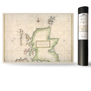 Può includere: Una mappa vintage dettagliata della Scozia, con caratteristiche geografiche e linee costiere. La mappa è in una combinazione di colori crema e verde, con una rosa dei venti e linee di griglia. Accanto alla mappa c'è un tubo nero arrotolato con "Kingdom Maps" e "1715".