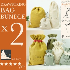 以下が含まれることがあります： 2つの巾着袋のパターンセットで、ビデオチュートリアル2つとPDFパターン2つが付属しています。バッグはさまざまな色と生地で表示されており、"メリークリスマス"、"ママ"、"シークレットサンタ"などの異なるテキストが書かれています。