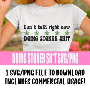 Can't Talk Right Now, Doing Stoner Shit - Pot Leaf SVG/Png | Digitale download, grappige stoner onkruid SVG, 420 Svg, grappige stoner svg