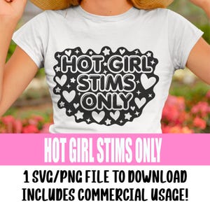 Pode incluir: Uma camiseta branca com um design gráfico preto que diz "Hot Girl Stims Only". O design gráfico inclui corações, estrelas e outros elementos decorativos.