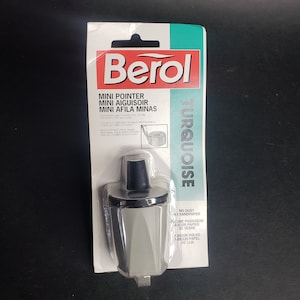 Op de afbeelding: Een turquoise Berol mini-potloodpuntenslijper met een stofvrije schuurpapierfunctie. De puntenslijper is gemaakt van plastic en heeft een zwarte bovenkant.