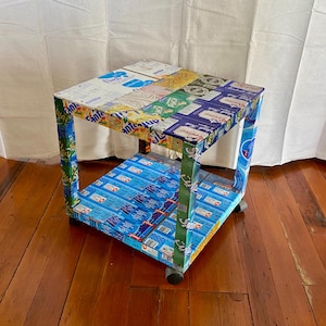 Verrijdbaar bijzettafeltje gerecycleerd frisdrankblikje uit Senegal West-Afrika - nachtkastje