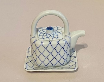 Japanese Blue & White Chickenwire Design Soy Sauce Pot w/Tray