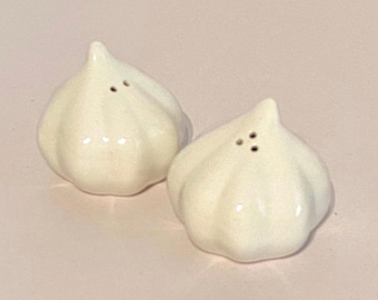 Salières et poivrières à l'ail