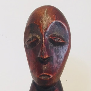 Figure en bois sculpté tribale de la Lega africaine