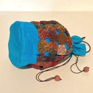 Pochette en soie thaïlandaise avec cordon de serrage et appliqués de cercles Yo-yo