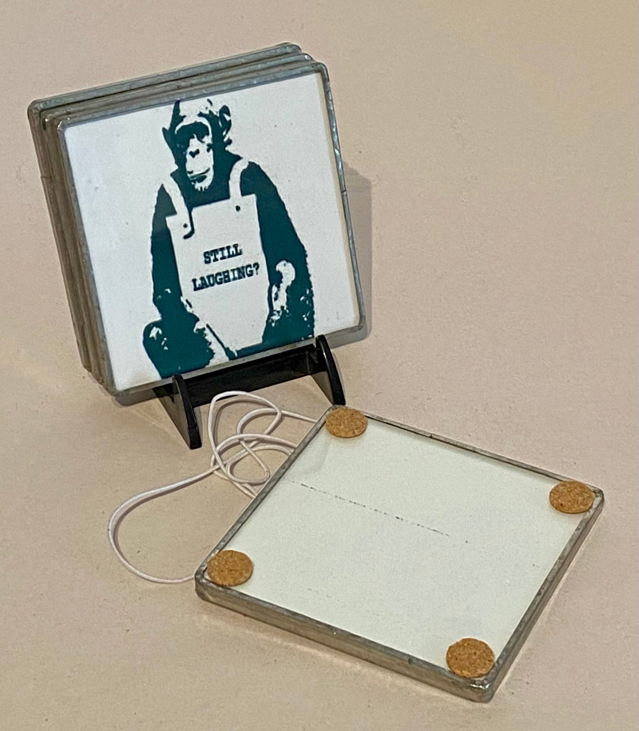 4-teiliges Untersetzer-Set Aus Holz Mit Banksy Street Art Motiven, Je 9x9 Cm