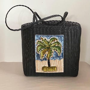 Bolsa de plástico tejida negra con parche de palmera mexicana con lentejuelas