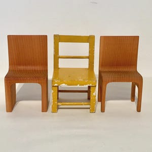 Sedia per bambole in legno vintage gialla