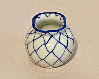 Japanese Blue & White Chickenwire Design Vase