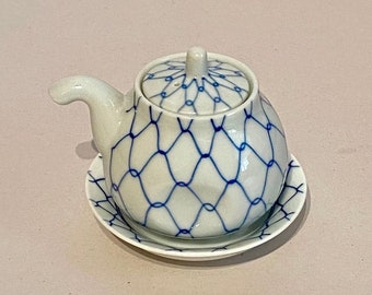 Japanese Blue & White Chickenwire Design Soy Sauce Pot w/Tray