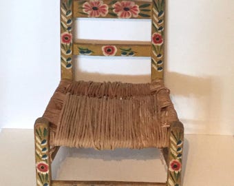 Silla infantil de madera pintada de color amarillo mexicano vintage