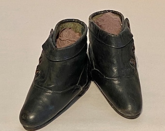 Chińskie antyczne skórzane buty „Bound Feet”