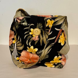 Sac seau noir en tissu drapé à fleurs