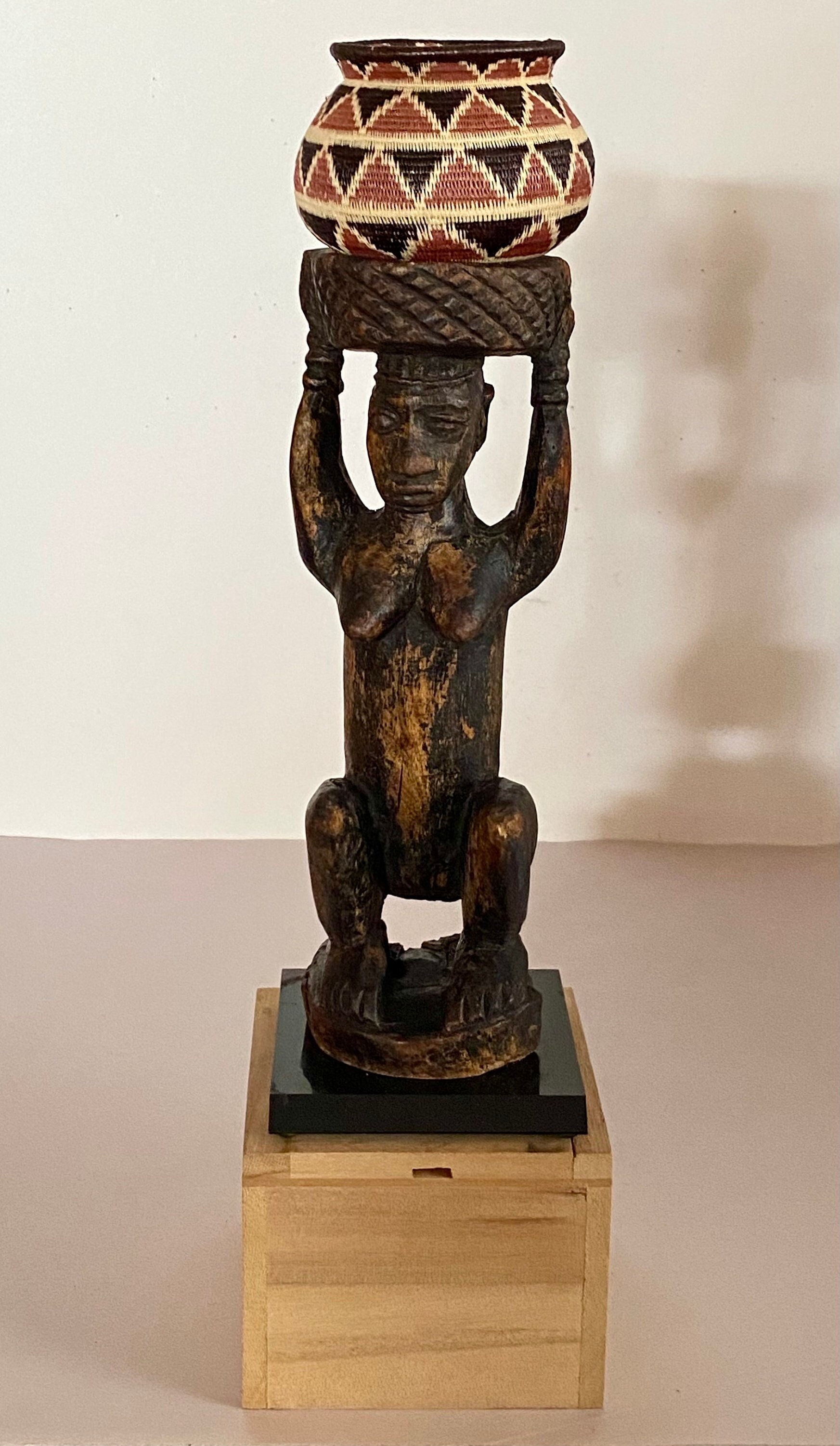 西アフリカ ヨルバ族 木彫人物像 二体 ナイジェリア 西アフリカ ヨルバ族の彫刻された女性部族像 - Etsy 日本