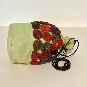 Sac de pochette à cordon de serrage en soie thaïlandaise avec cercles YoYo appliqués