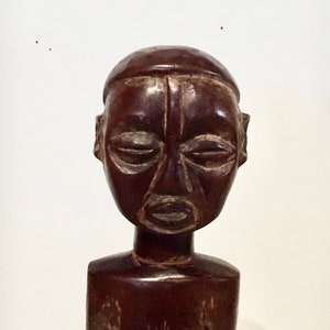 Figure féminine en bois sculpté d&#39;art tribal africain Lega