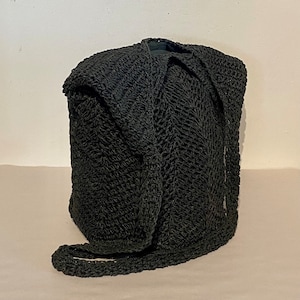 Schwarze gehäkelte Beuteltasche