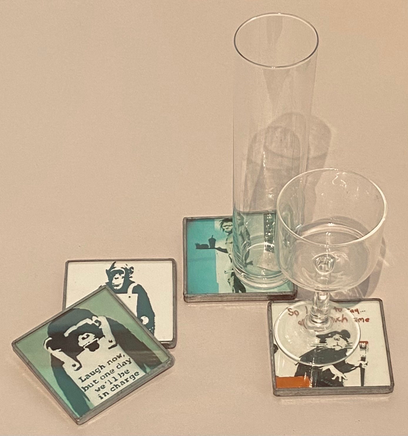 4-teiliges Untersetzer-Set Aus Holz Mit Banksy Street Art Motiven, Je 9x9 Cm