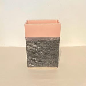 以下が含まれることがあります： テクスチャ加工のデザインが施されたピンクとグレーのセラミック製バスルームコンテナ