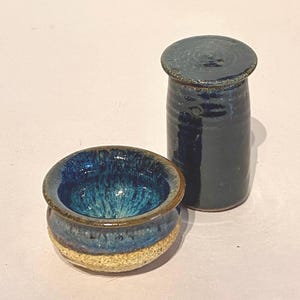 Handgjord konstkeramik miniskål och minikruka med lock, set/2