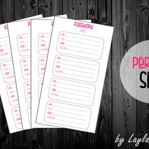 Può includere: Fogli di registro delle password stampabili con il testo "Password Info" in rosa. I fogli sono impilati su uno sfondo in legno scuro. Il testo "Personal Size" è in un cerchio bianco con un contorno nero.