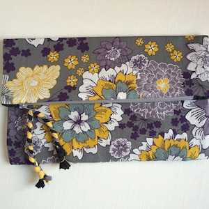 Cartera con cremallera. Doblar. Cartera floral. Púrpura, gris, amarillo mostaza