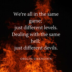 Peut inclure: Un fond de flammes orange et jaunes avec un texte blanc superposé qui dit "We're all in the same game; just different levels. Dealing with the same hell; just different devils. ORIGIN UNKNOWN"