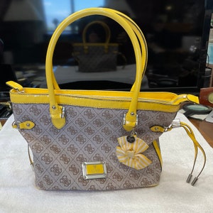 AUTÉNTICO GUESS Yellow Satchel Bag S1393822 Izzy Quattro 4 G Monogram ~ Asas enrolladas ~ Bolsillos deslizantes y bolsillo con cremallera ~ ¡Casi en perfecto estado!
