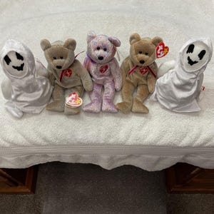 Lot Of 5 Vintage Ty BEANIE Babies ~ 2- &quot;1999 Signature Bear&quot; No D.O.B. 1- &quot;2001 Signature Bear&quot; No D.O.B. 2- &quot;Sheets&quot; 1999 ~ ALL Near Mint!