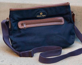 Dark blue bag with brown details—casual, timeless, and perfect for everyday style.