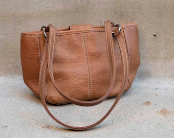 Bolso pequeño de color marrón claro: versátil y elegante para llevar lo esencial del día a día.