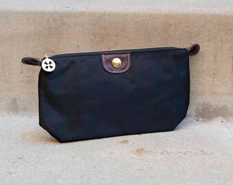 Elegante bolso de noche negro con detalles marrones: una elegancia discreta para cualquier ocasión.