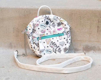 Bolso blanco juvenil con estampados vibrantes: perfecto para un estilo divertido y dinámico.