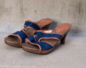Sandalias con suela de madera y tiras de mezclilla para un toque rústico-moderno: perfectas para un estilo relajado.