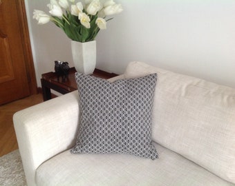 Jacquard diamond patterned pillow with a thin cord