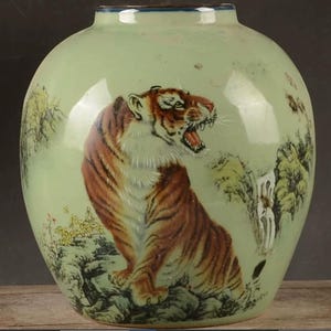Fine Chinese Antique Collectable Art Hand Famille Rose Porcelain Tiger Pot