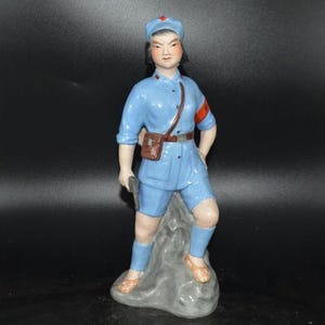 Schöne Sammlerfigur aus Porzellan, eine Statue der Roten Armee aus der chinesischen Kulturrevolution – ein Schmuckstück für Ihr Zuhause