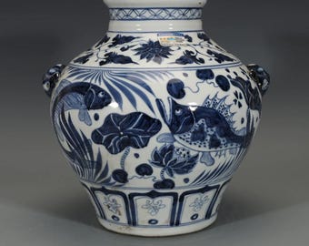ヴィンテージの中国製青白磁壺 - 魚と蓮のモチーフ、蓋付き陶芸作品